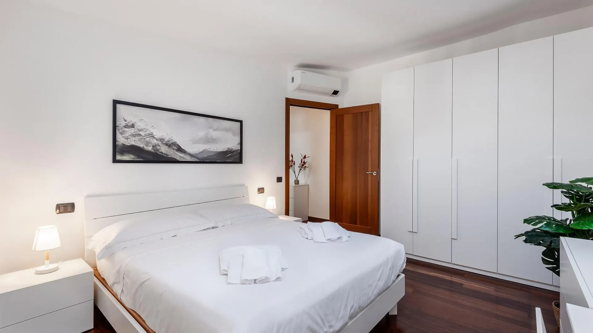 Apartment Stayeasy Sesia5 - 4 Bedrooms Penthouse, 2 Baths Milan Italy
